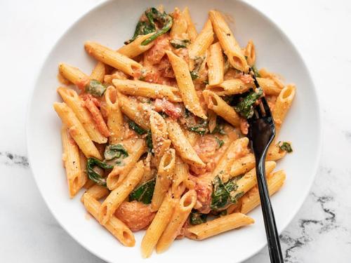 Creamy-Spinach-Tomato-Pasta-bowl